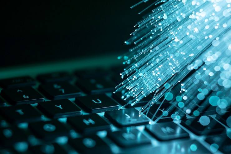 Foto gratuito computer portatile con fibra ottica blu