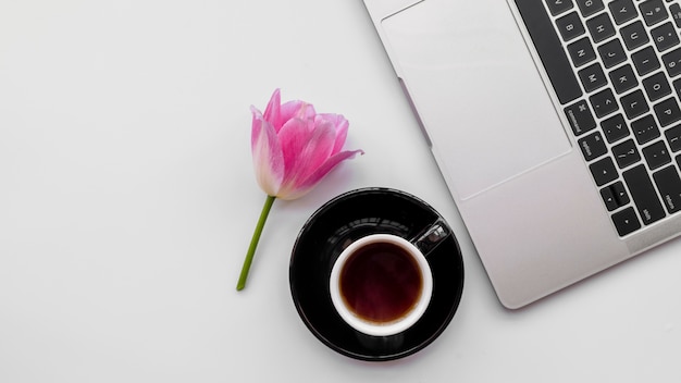 Computer portatile con fiori e tazza di caffè