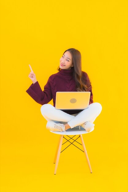 Computer portatile del computer di uso della bella giovane donna asiatica del ritratto