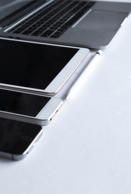 Computer portatile grigio con gadget elettronici