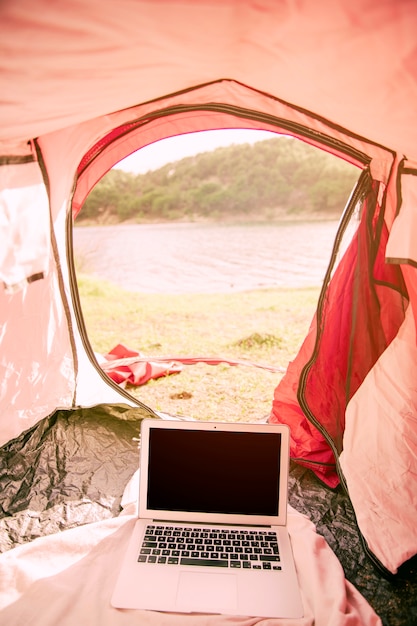 Computer portatile in tenda sulla spiaggia