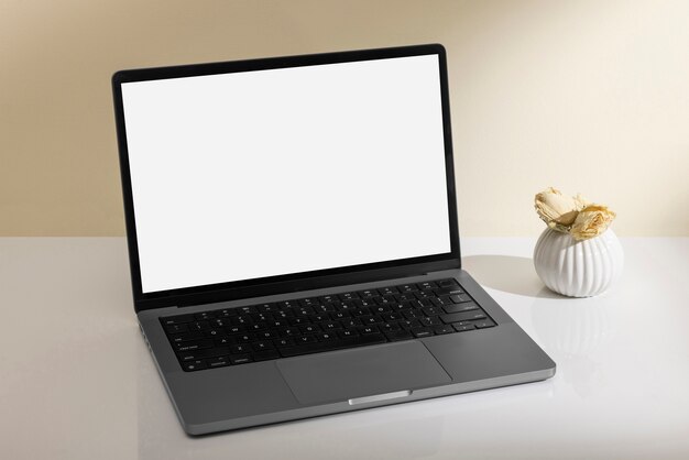 Computer portatile minimo ad alto angolo sul tavolo