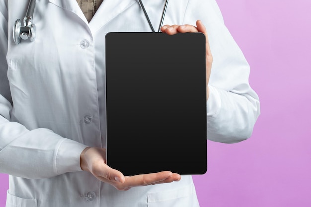 Computer tablet nelle mani del dottore