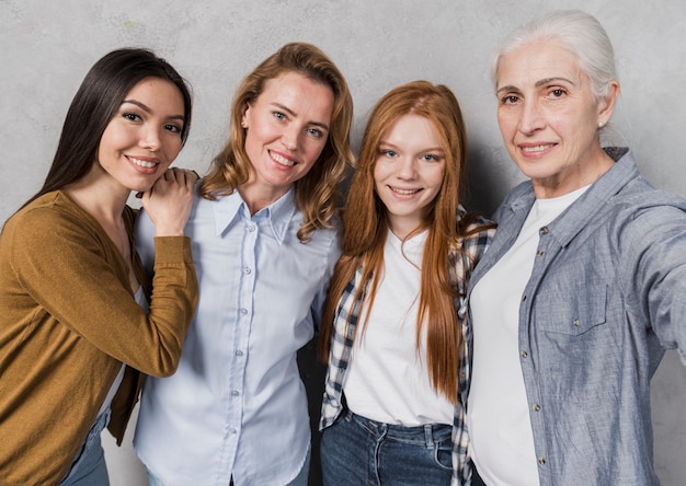 Comunità di belle donne in posa insieme