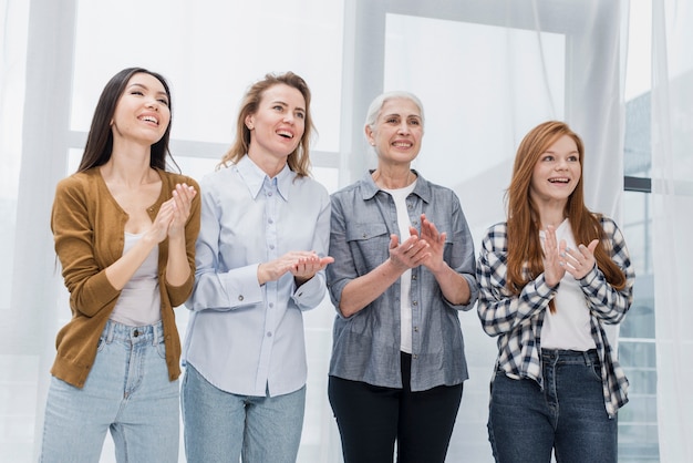 Comunità di belle donne sorridenti