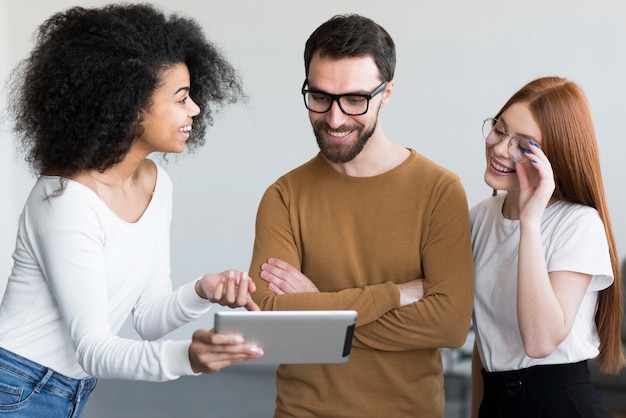 Comunità di giovani che lavorano insieme a un progetto