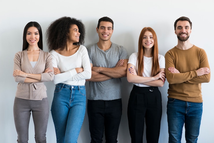 Foto gratuito comunità di giovani in posa insieme