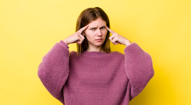 Con uno sguardo serio e concentrato, fare brainstorming e pensare a un problema impegnativo