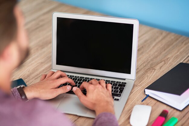 Concentrarsi sul laptop sulla scrivania