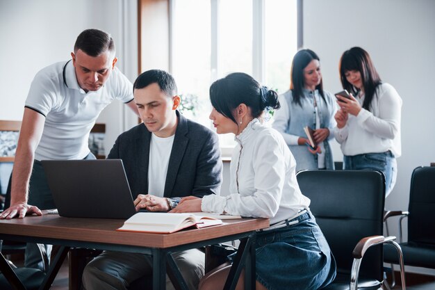 Concentrato sul lavoro. Uomini d'affari e manager che lavorano al loro nuovo progetto in classe