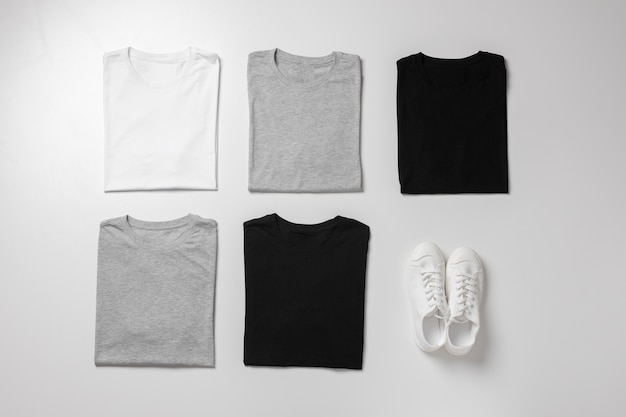 Concept di modello di camicia con abbigliamento semplice