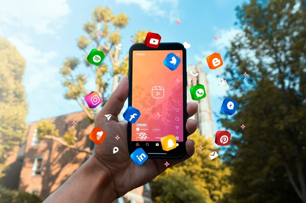 Concept di social media per smartphone in mano