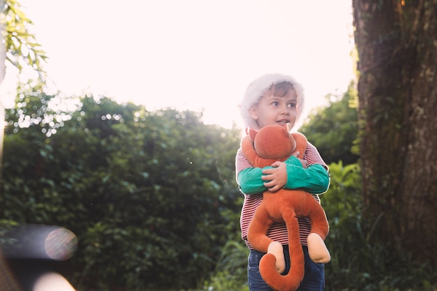 Concepto di Natale con bambino fuori