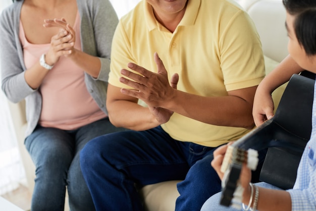 Concerto a casa per i genitori