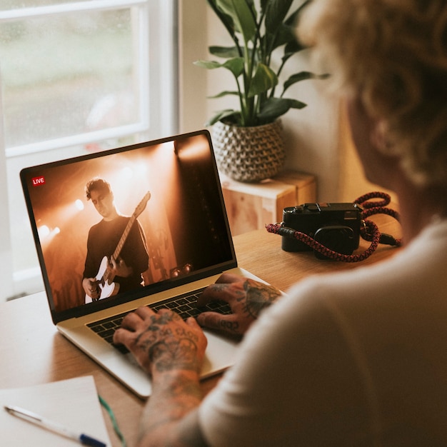 Concerto in live streaming su un laptop nella nuova normalità