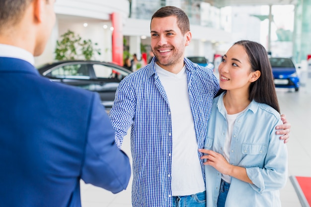 Concessionario di auto parlando con i clienti