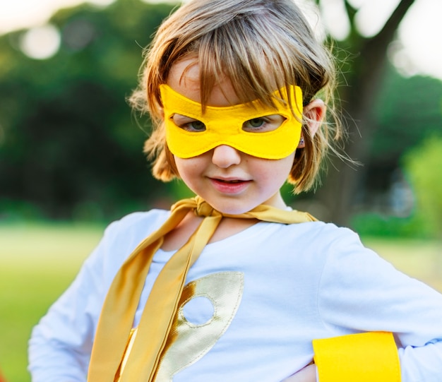 Concetto allegro della natura di felicità delle ragazze dei ragazzi degli amici dei bambini