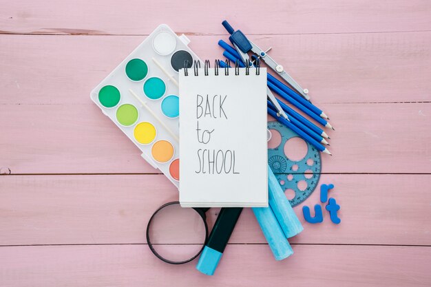 Concetto Creative back to school con blocco note e colori