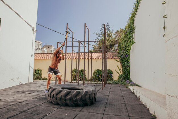 Concetto Crossfit con ruota del trattore