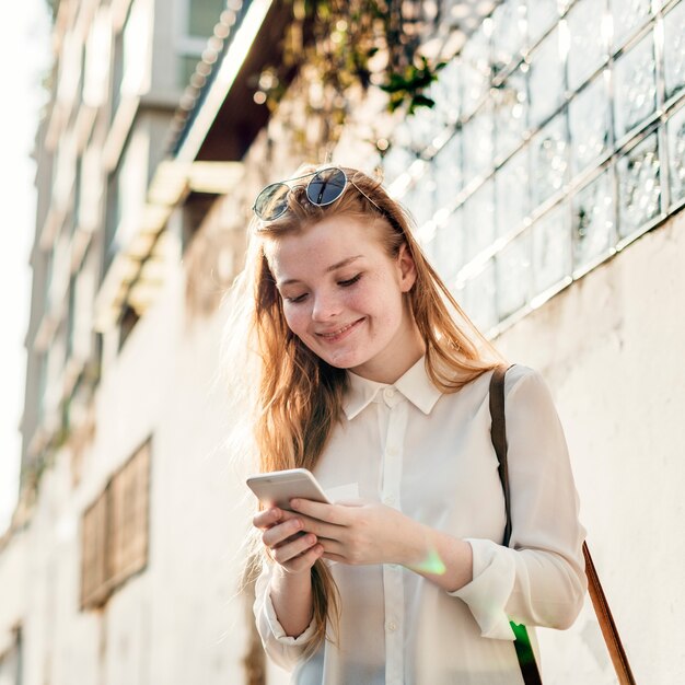 Concetto del collegamento di telefono di lettura rapida della ragazza