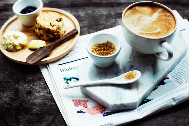 Concetto del giornale del cappuccino di Latte del caffè della caffetteria