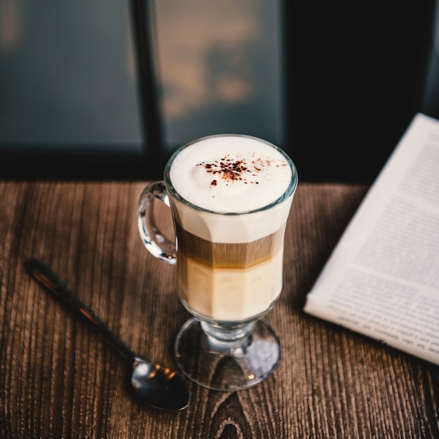 Concetto del giornale del cappuccino di Latte del caffè della caffetteria