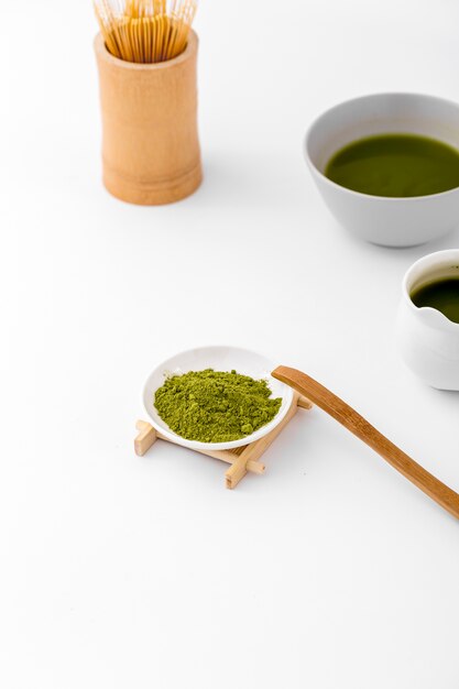 Concetto del tè di matcha del primo piano sulla tavola