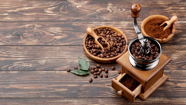 Concetto dell'angolo alto di caffè sulla tavola di legno