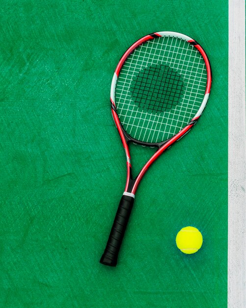 Concetto dell&#39;attrezzatura sportiva della pallina da tennis della racchetta