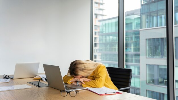 Concetto dell'insegna della donna di affari con lo spazio della copia