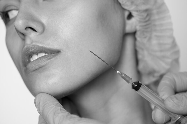 Concetto della chirurgia estetica e cosmetica della donna bianca