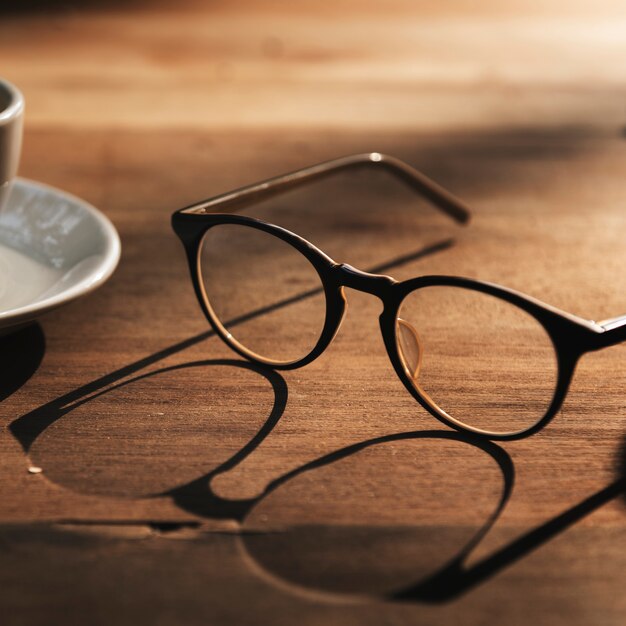 Concetto della rottura del caffè della tazza di vetro