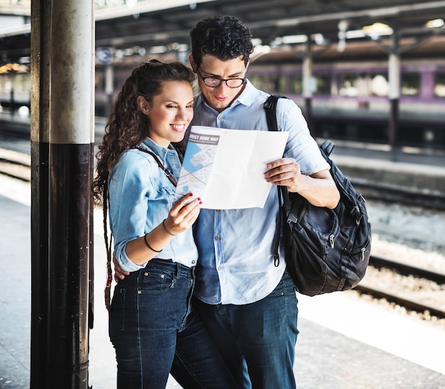 Concetto dello zaino in spalla del treno di viaggio dell&#39;amante delle coppie