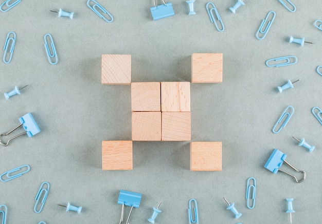 Concetto di affari con blocchi di legno, graffette, clip legante.