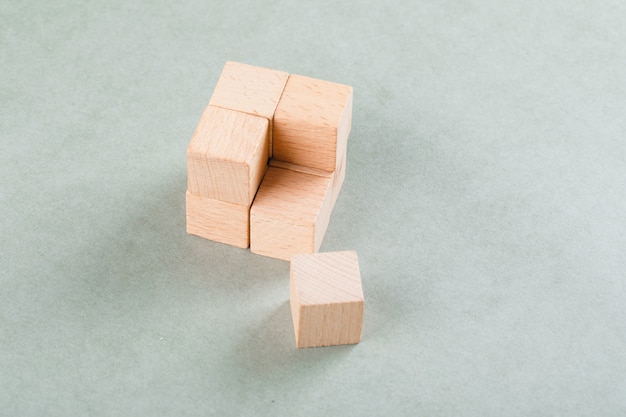 Concetto di affari con cubo di legno con un blocco vicino.