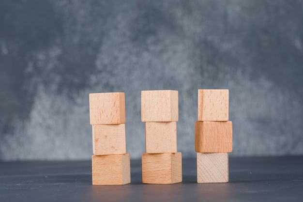 Concetto di affari con nove blocchi di legno.