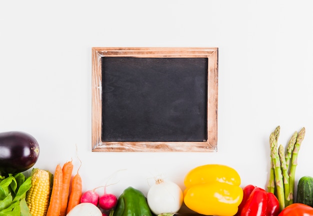 Concetto di alimento sano con ardesia