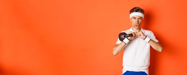 Concetto di allenamento in palestra e stile di vita primo piano di un determinato ragazzo di mezza età che fa sport exerci