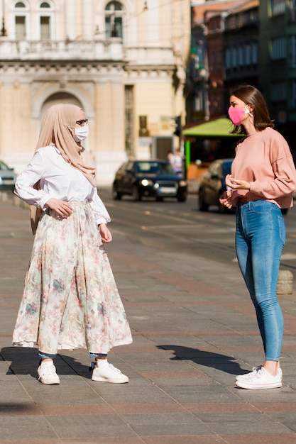 Concetto di allontanamento sociale con le donne