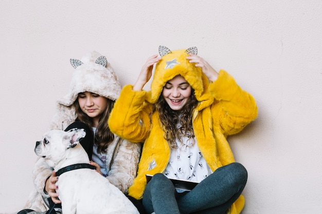 Concetto di amicizia con due ragazze e cane