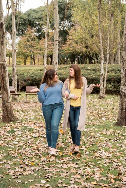 Concetto di amicizia con due ragazze nel parco