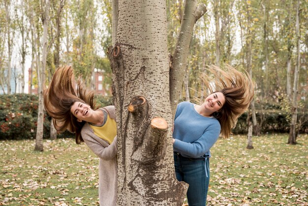 Concetto di amicizia con due ragazze nel parco