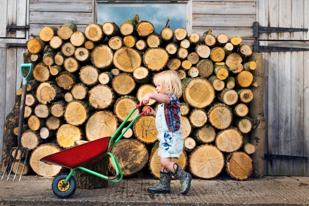 Concetto di amicizia del bambino di adolescenza della prole del bambino