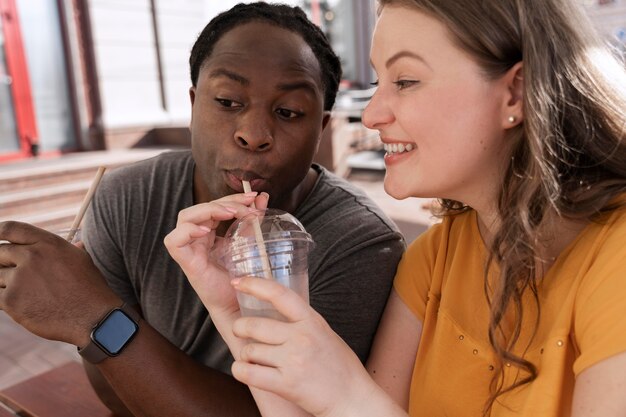 Concetto di amore con una coppia felice che trascorre del tempo insieme