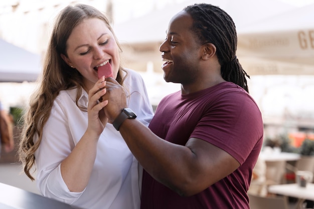 Concetto di amore con una coppia felice che trascorre del tempo insieme