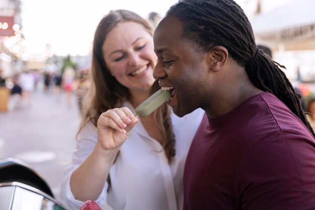 Concetto di amore con una coppia felice che trascorre del tempo insieme