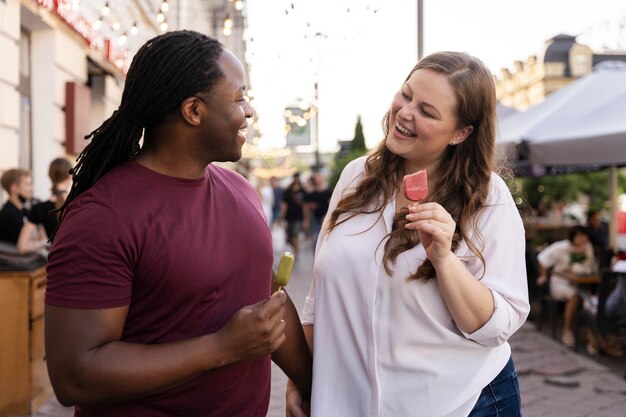 Concetto di amore con una coppia felice che trascorre del tempo insieme