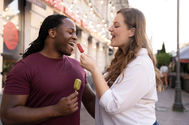 Concetto di amore con una coppia felice che trascorre del tempo insieme