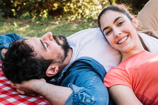 Concetto di amore e pic-nic con giovane coppia