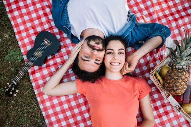 Concetto di amore e pic-nic con vista dall&#39;alto della coppia